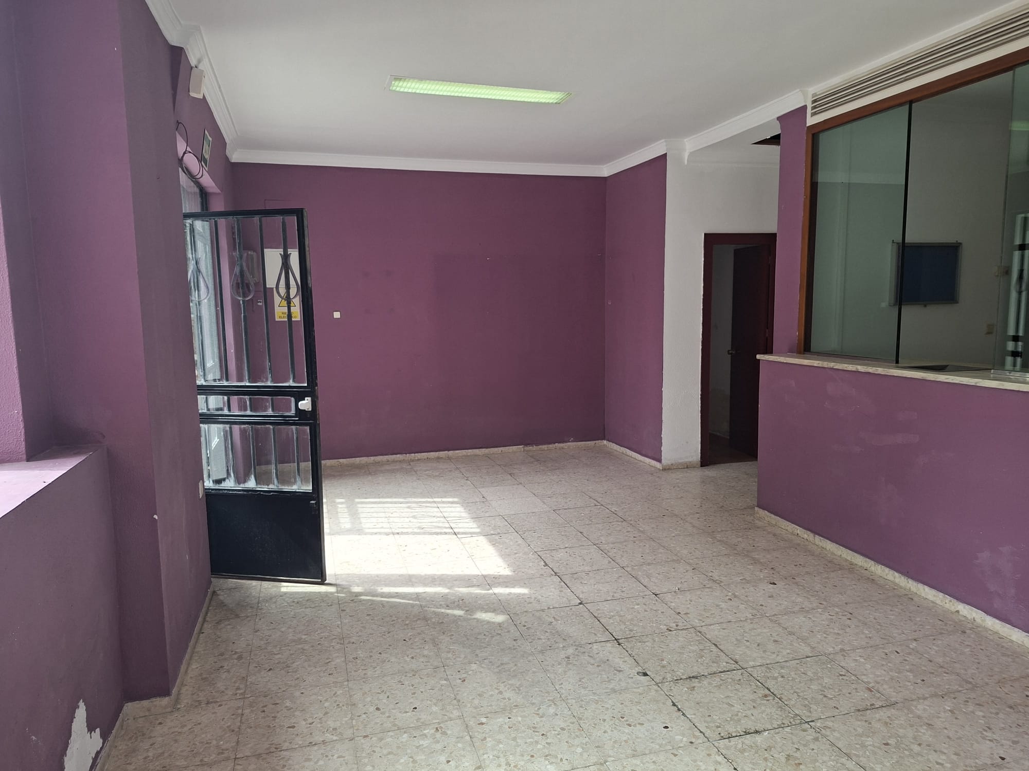 Retail premises in central Puerto Real, ideal for offices, business, or retail.