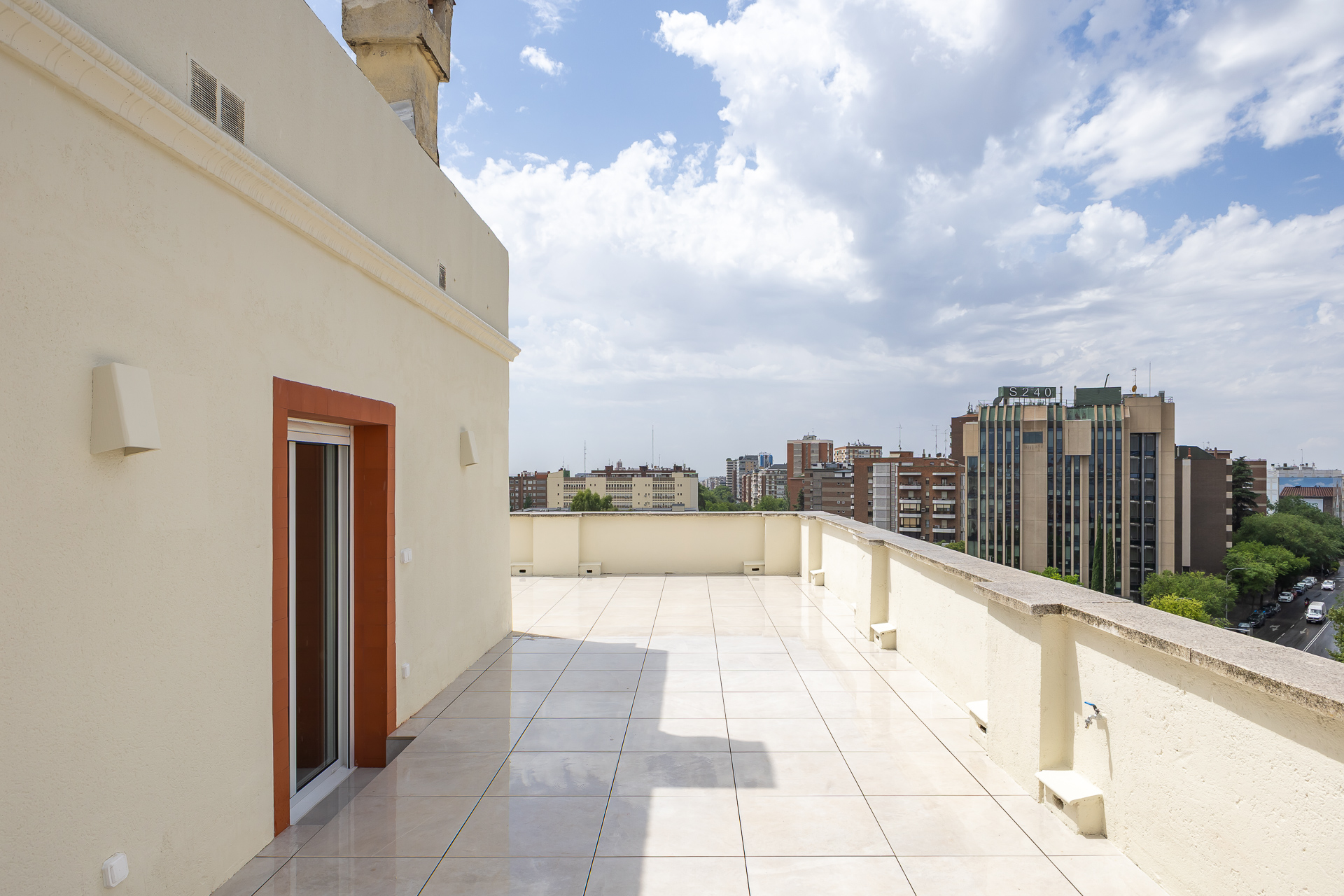 Brand-new designer penthouse with 127 m² terrace
