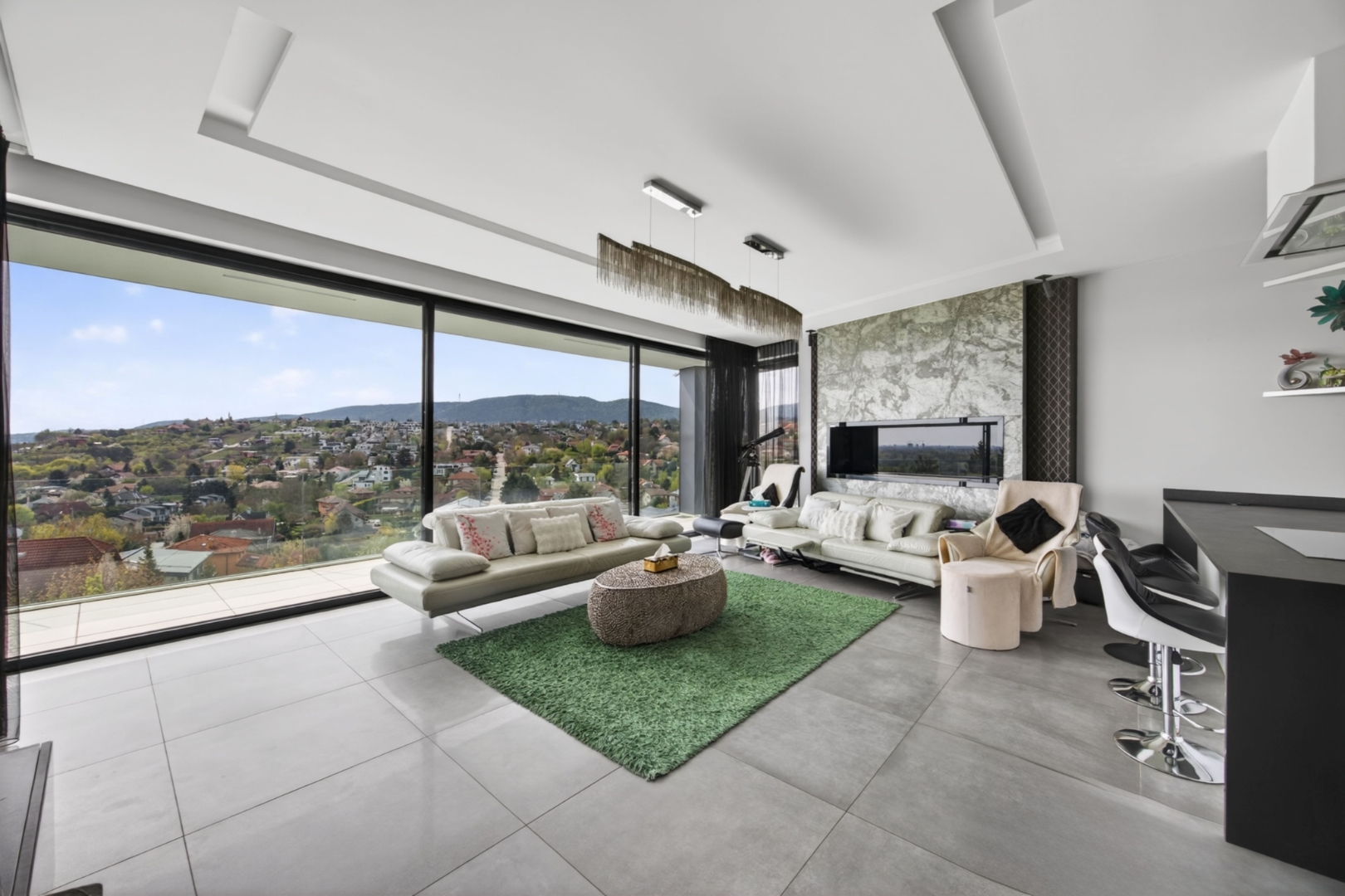 Energieeffizientes modern Einfamilienhaus mit beeindruckendem Panorama, Pool und Wellness