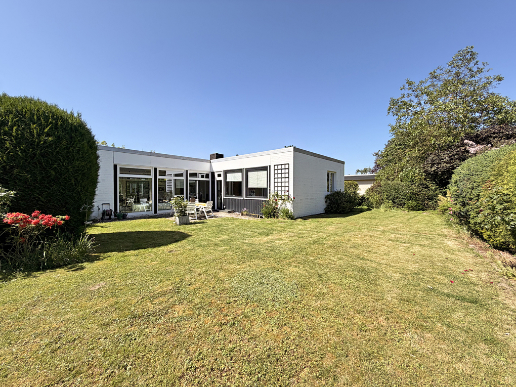 Freistehender Bungalow mit Garten und Garage