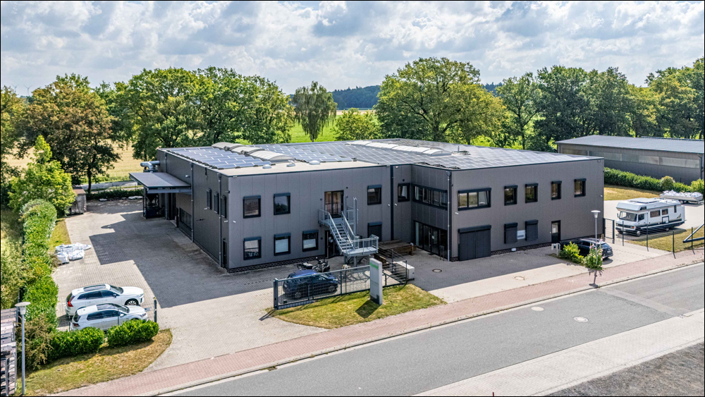 Moderne Produktionshalle mit
1.350 m² Gewerbefläche in Dötlingen