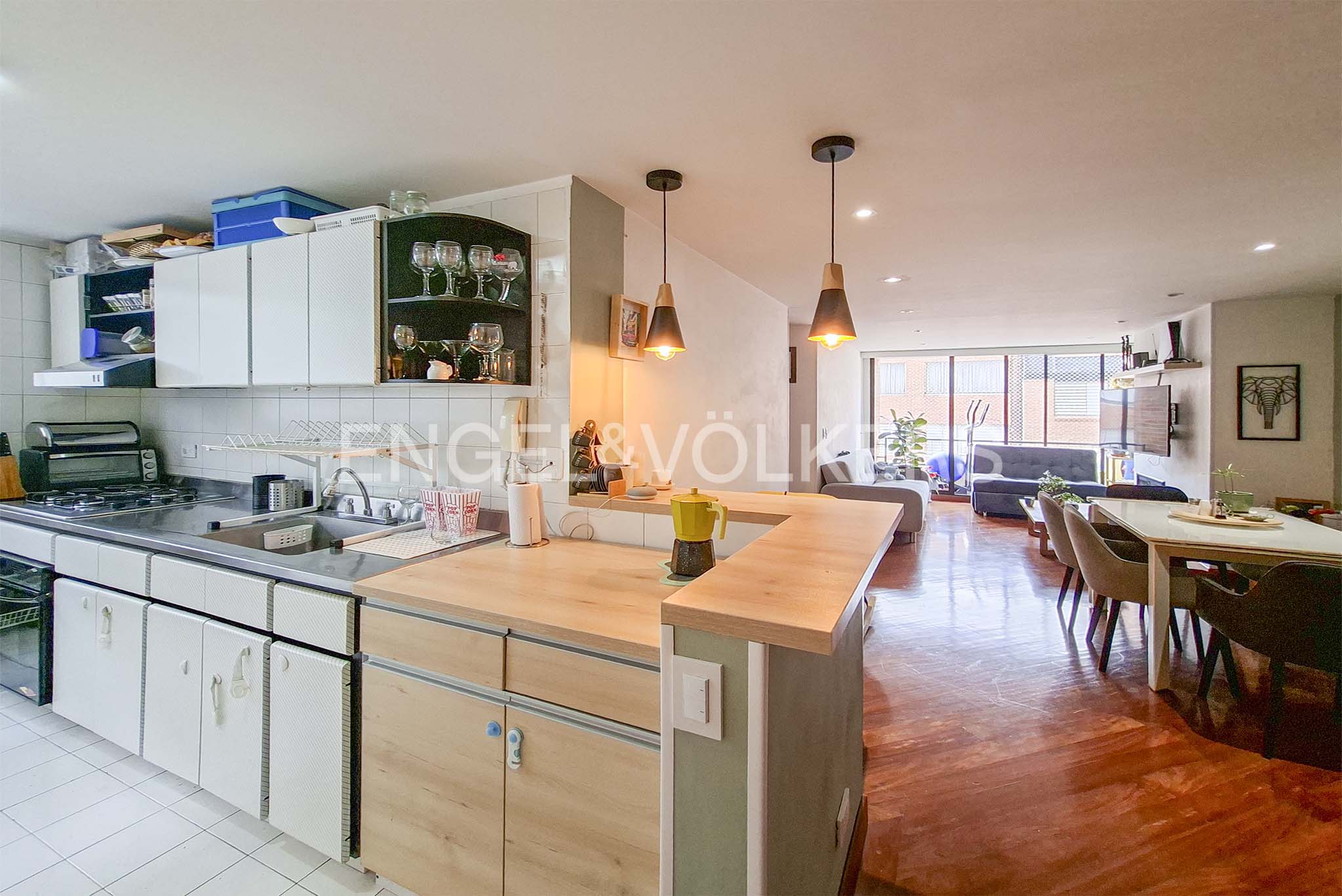 Apartamento remodelado con balcón para venta en Puente Largo