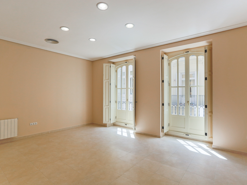 Spacious apartment in stately building next to Paz StreetStreet