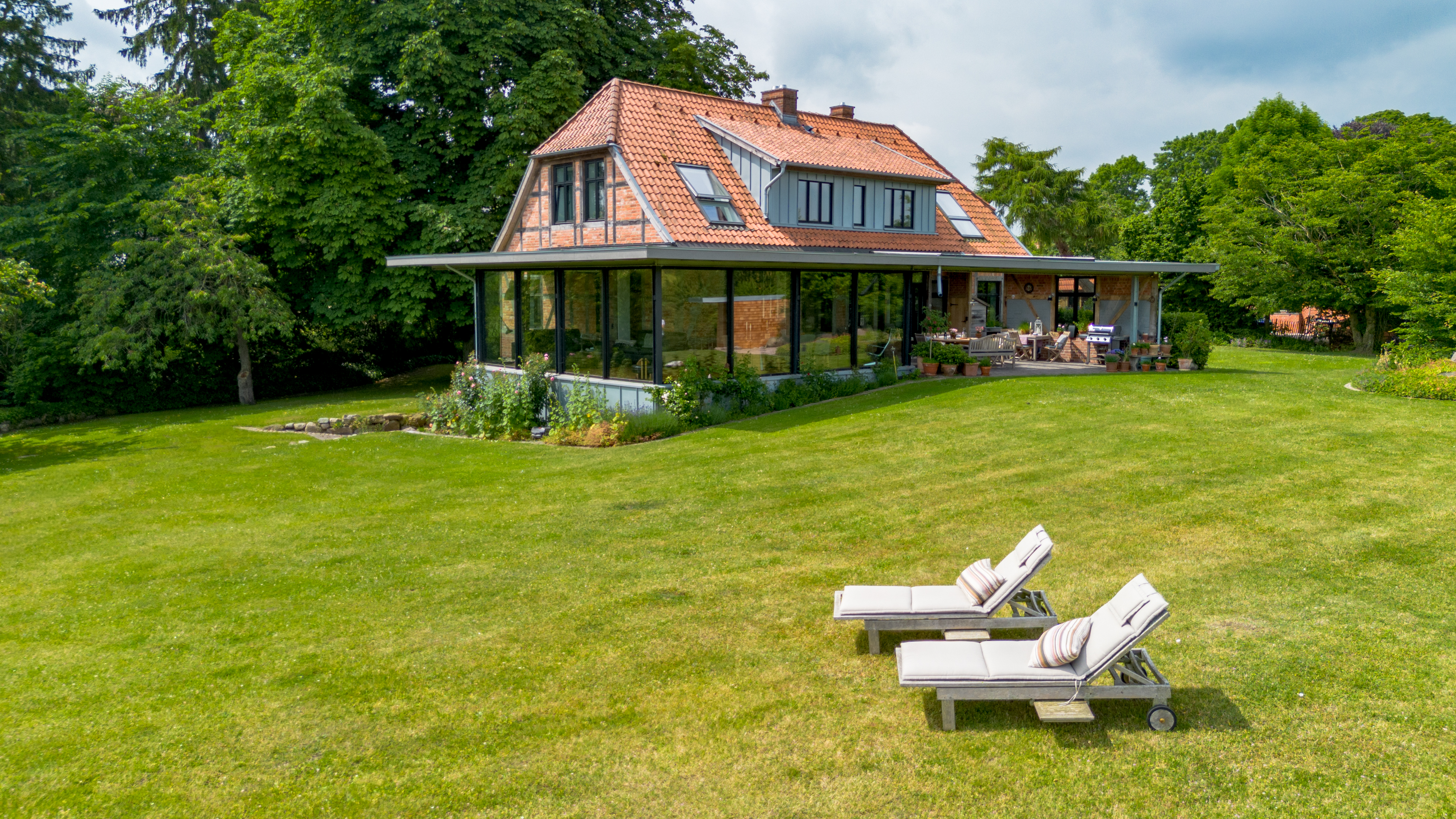 Exklusiver Landsitz mit Weitblick auf 2 Hektar Eigenland mit Wintergarten, Spa-Bereich und Baupotential