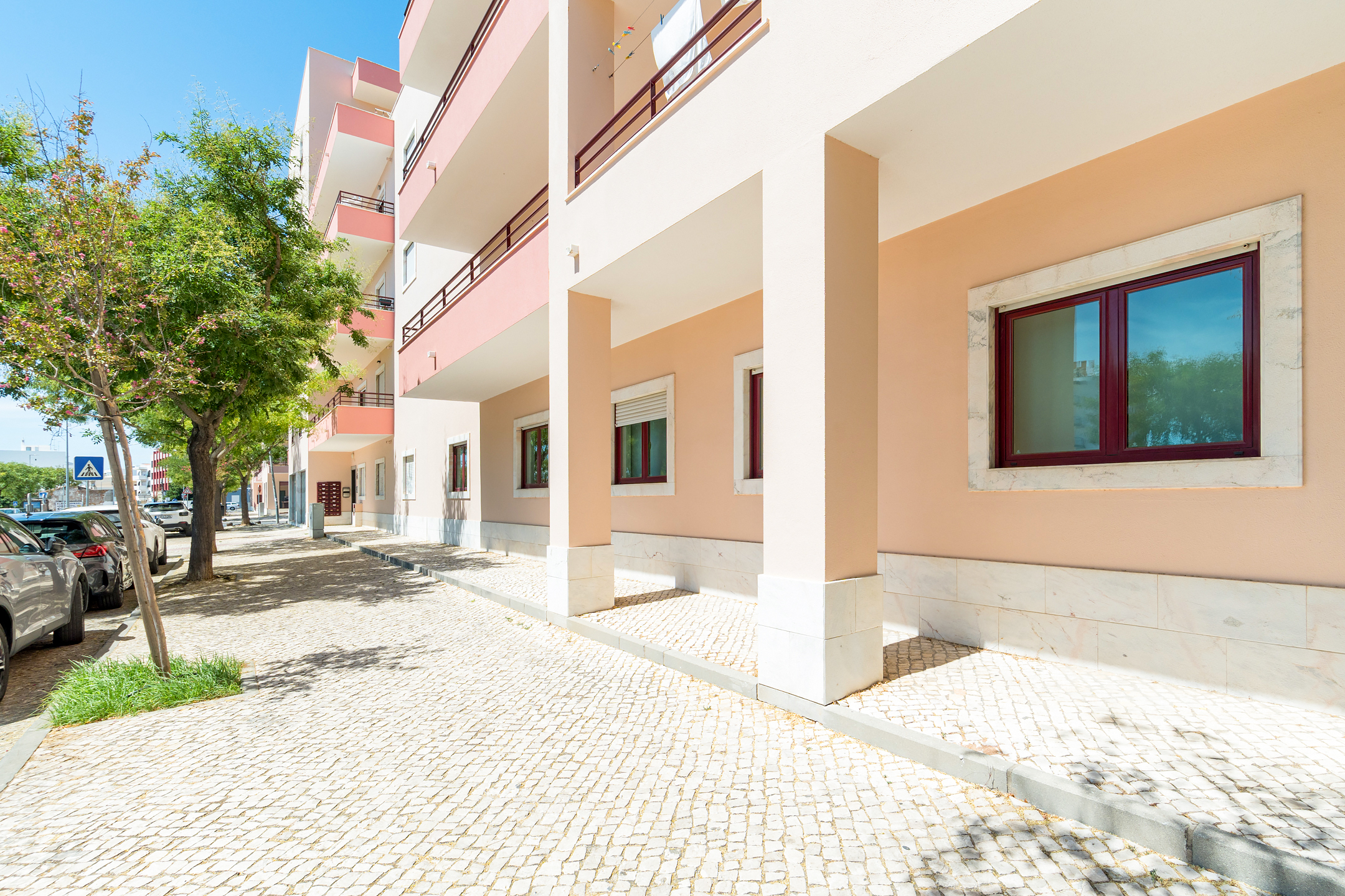 Fully Furnished 3-Bedroom Apartment with Private Terrace and Garage in Loulé