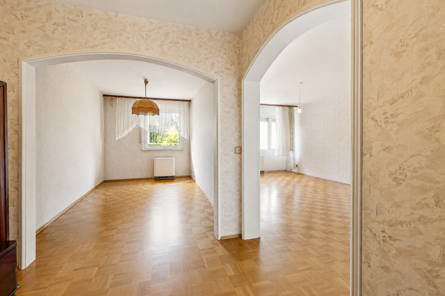 Spacious 3-room apartment with versatile design potential