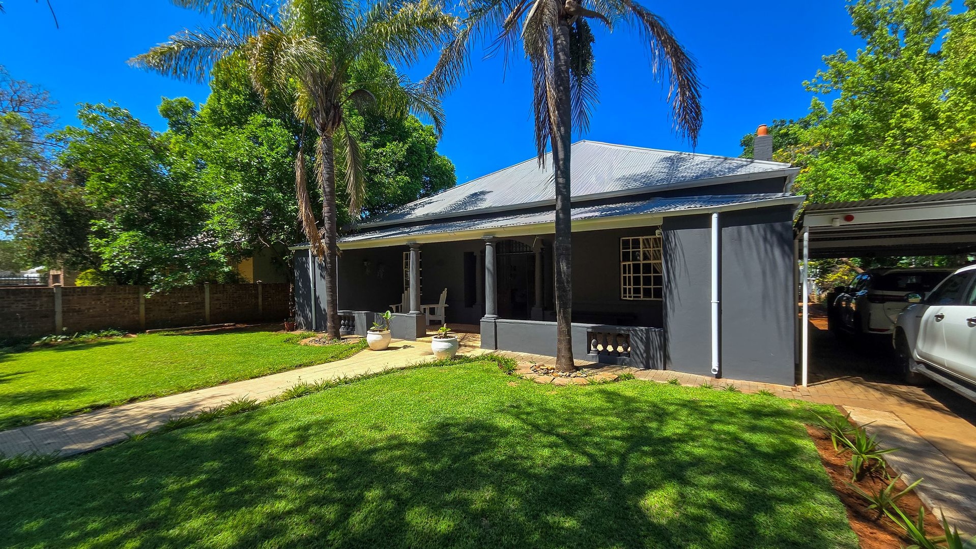 Three-Bedroom Home with Two Flatlets and Rental Income on 1,002 m²
