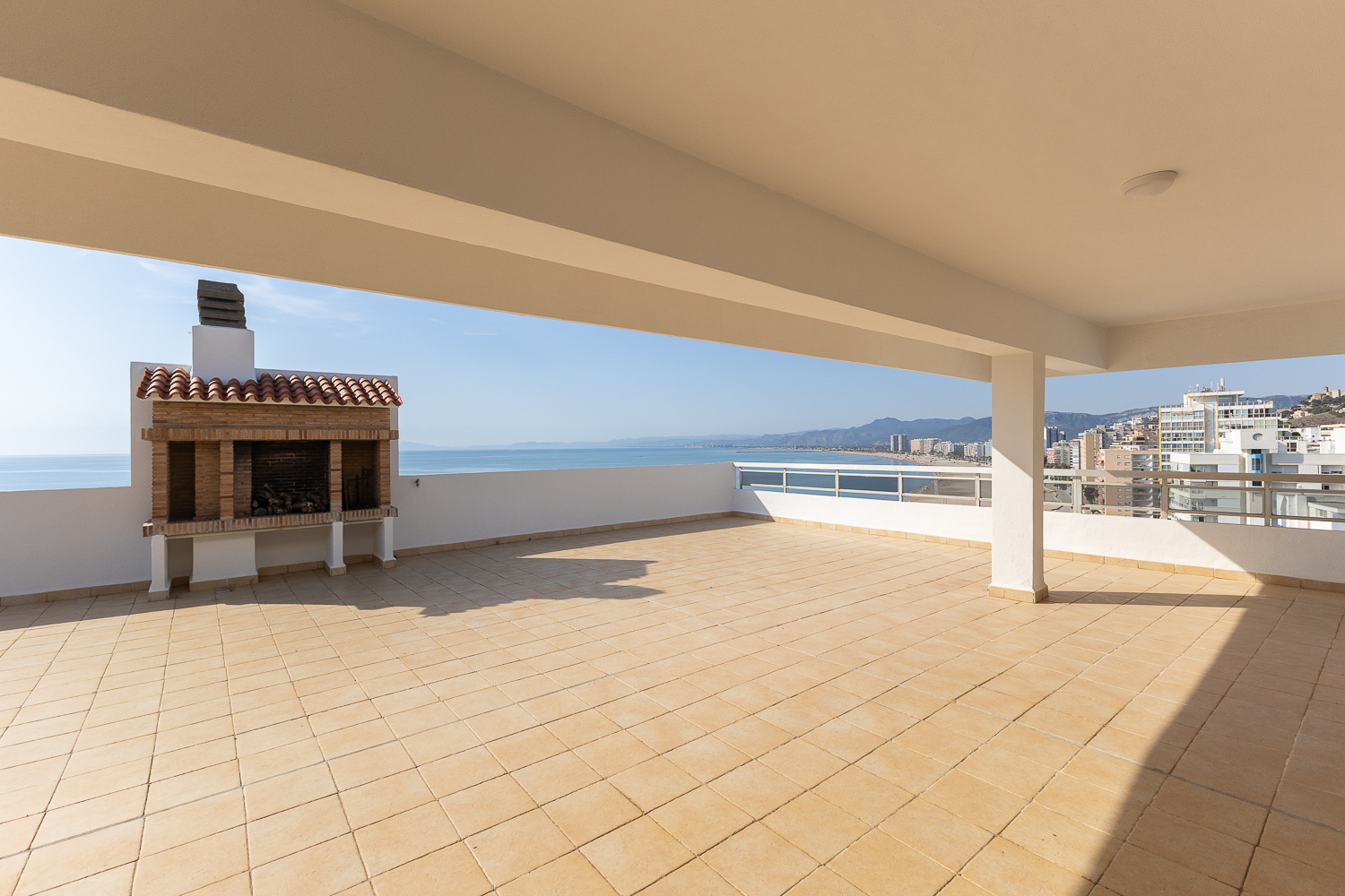 Exklusives Penthouse in erster Strandreihe mit Panoramaterrasse und vier Garagenstellplätzen