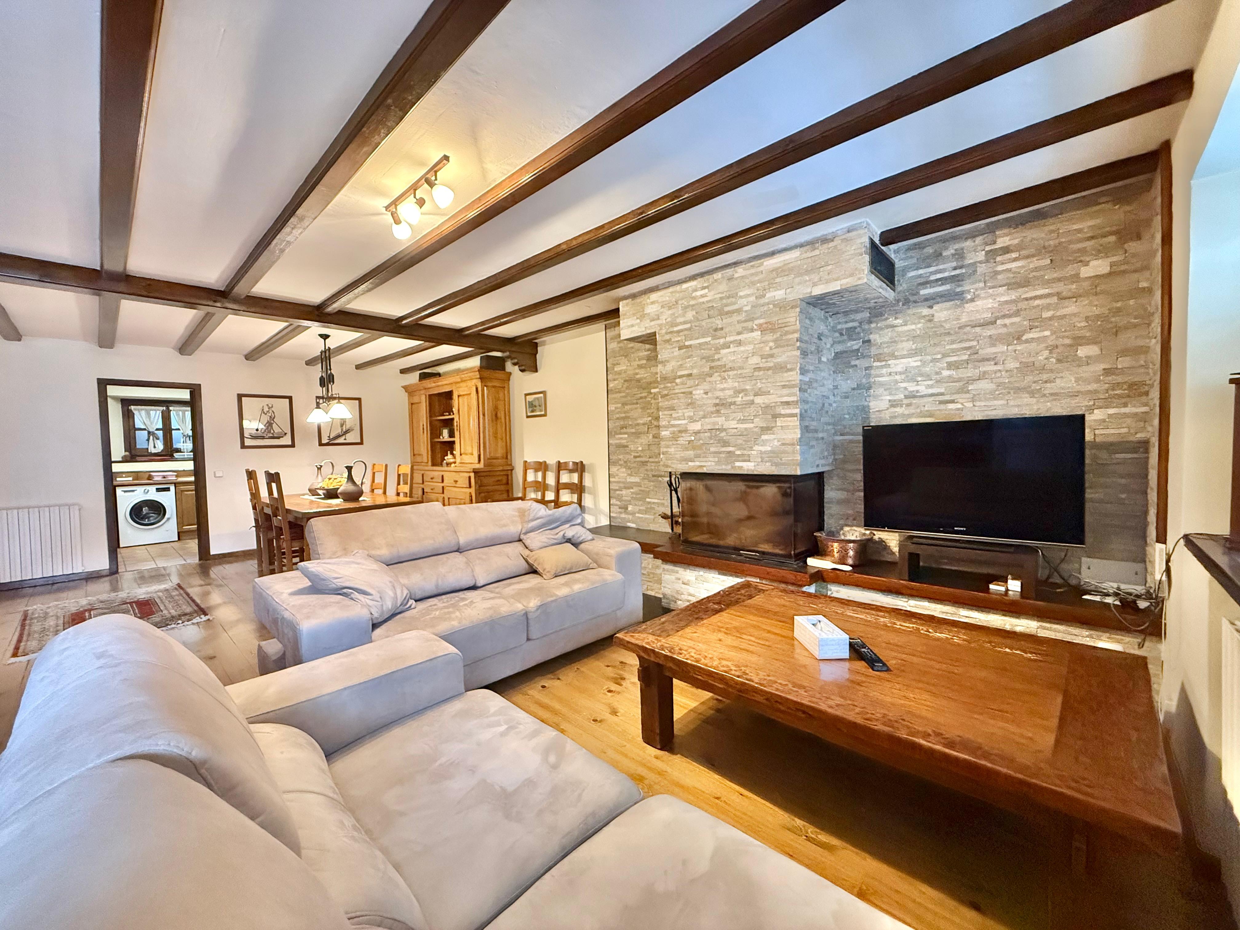 3-bedroom furnished apartment with a spacious terrace in Encamp