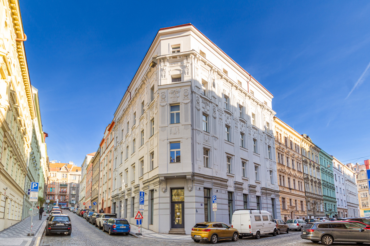 Spacious building for a restaurant or showroom in Vršovice