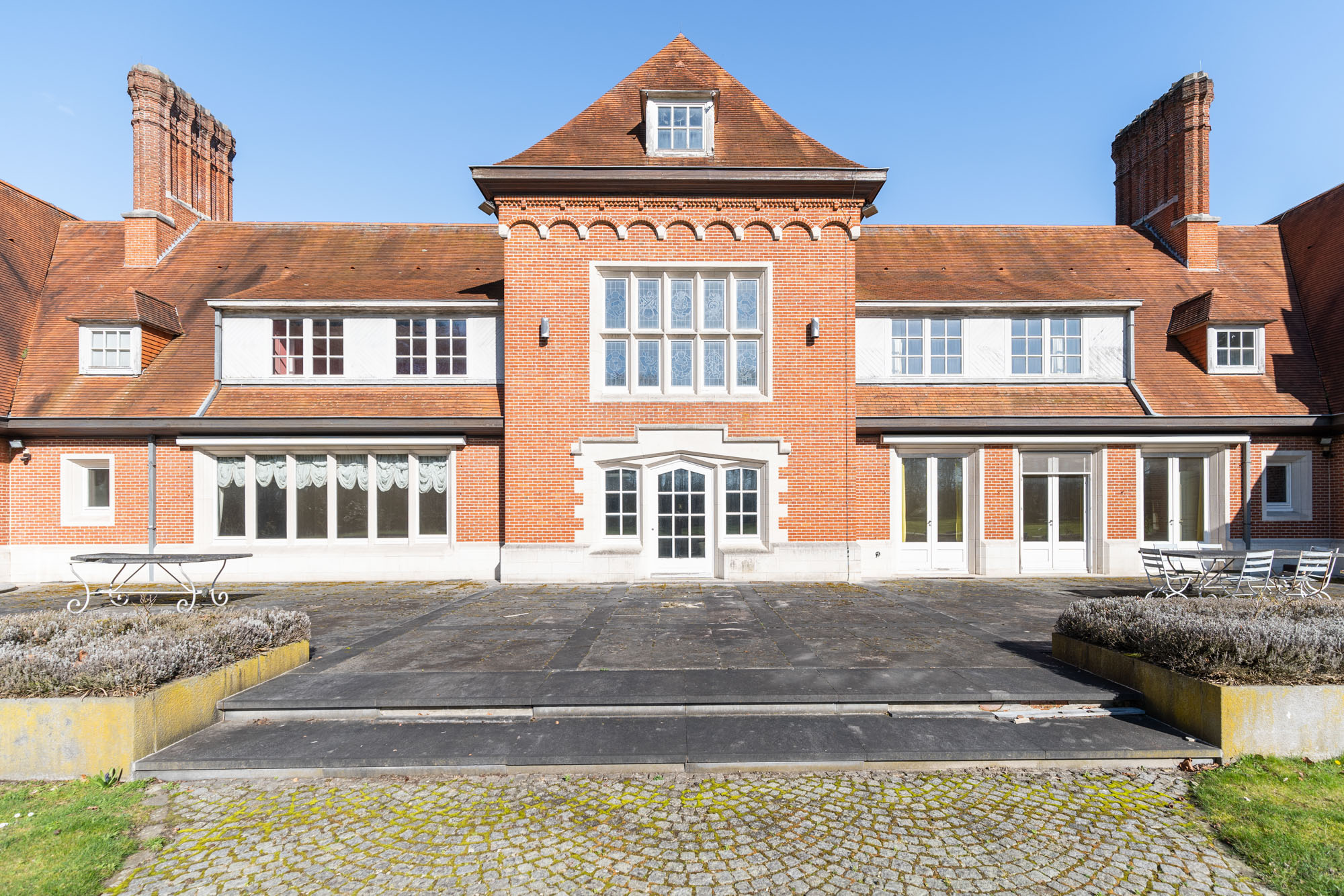 Exclusive family estate in Flemish country house style on 6.5 hectares between Ghent and Kortrijk