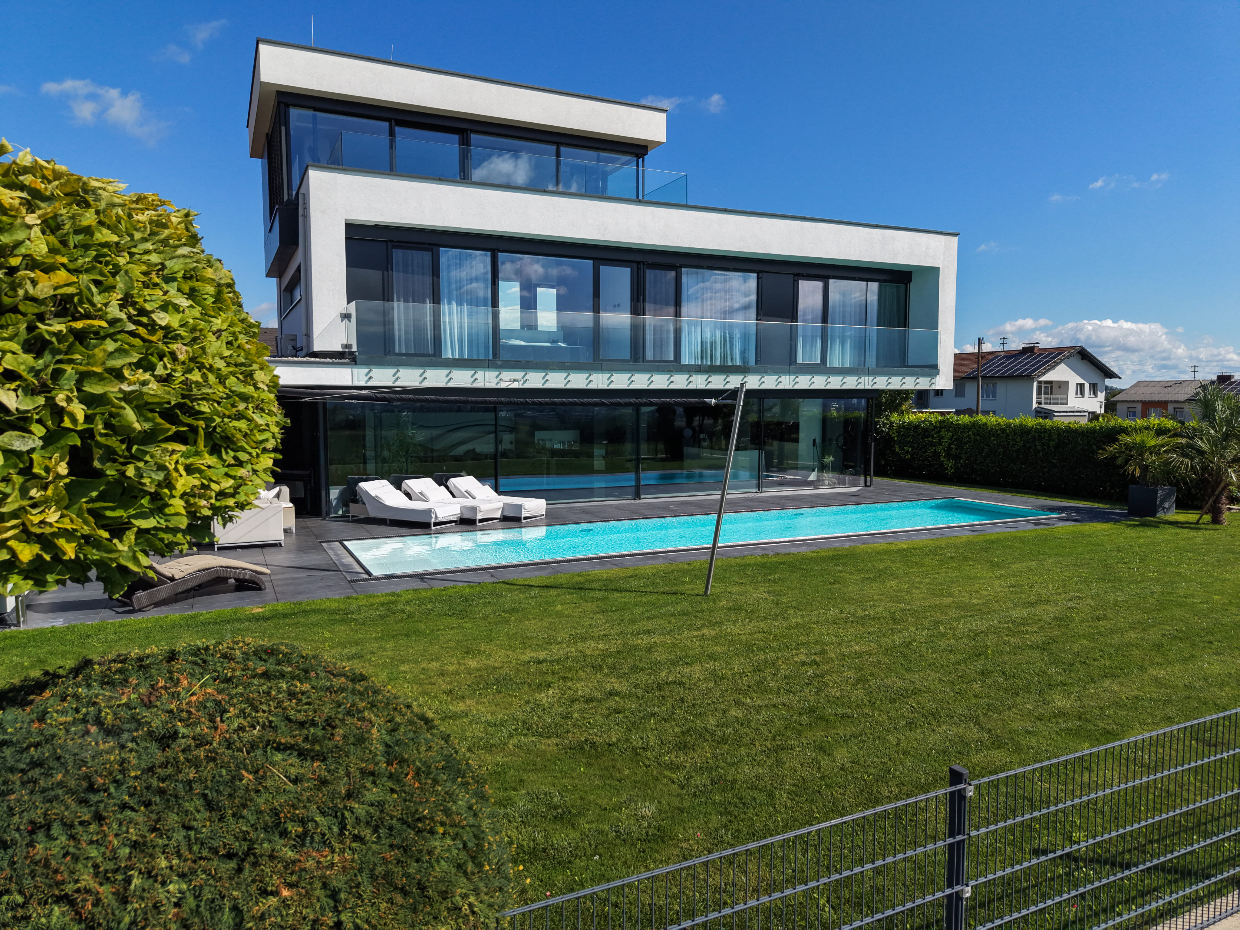 Moderne Design-Villa mit Bergkulisse