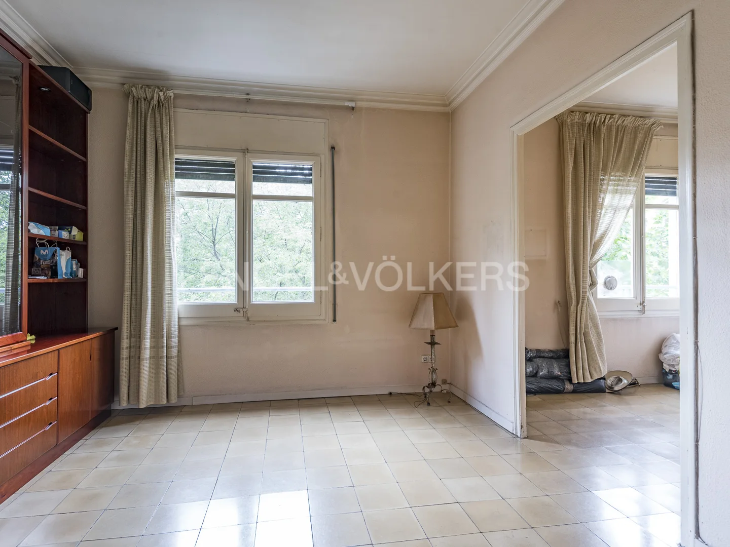 Cozy property with possibilities of renovation in Eixample Dret