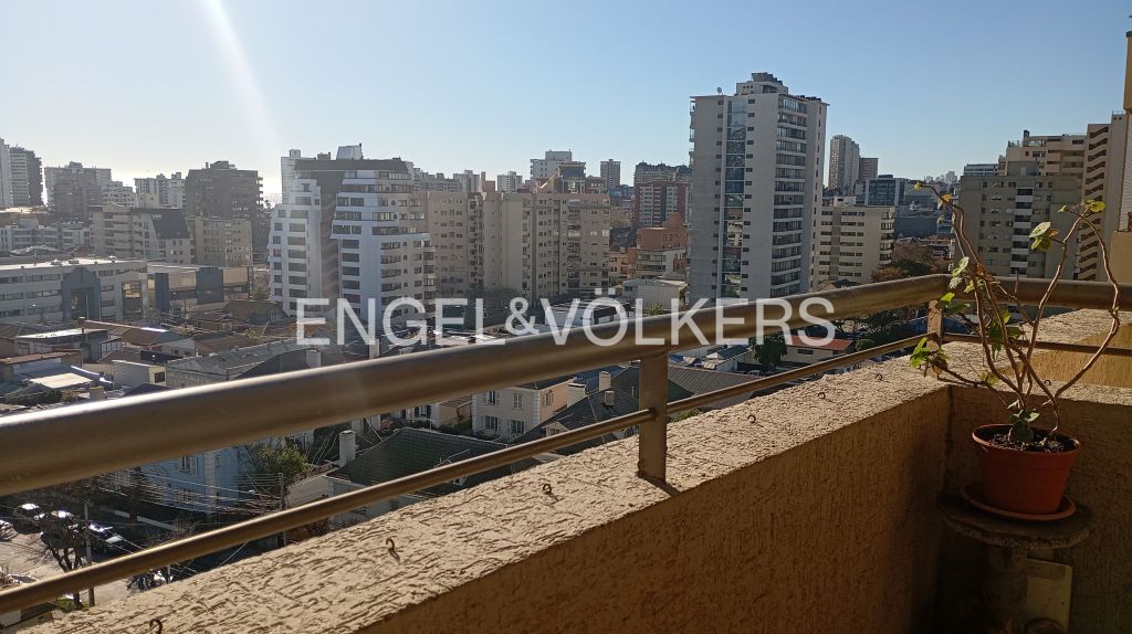 Amplio y soleado en barrio comercial