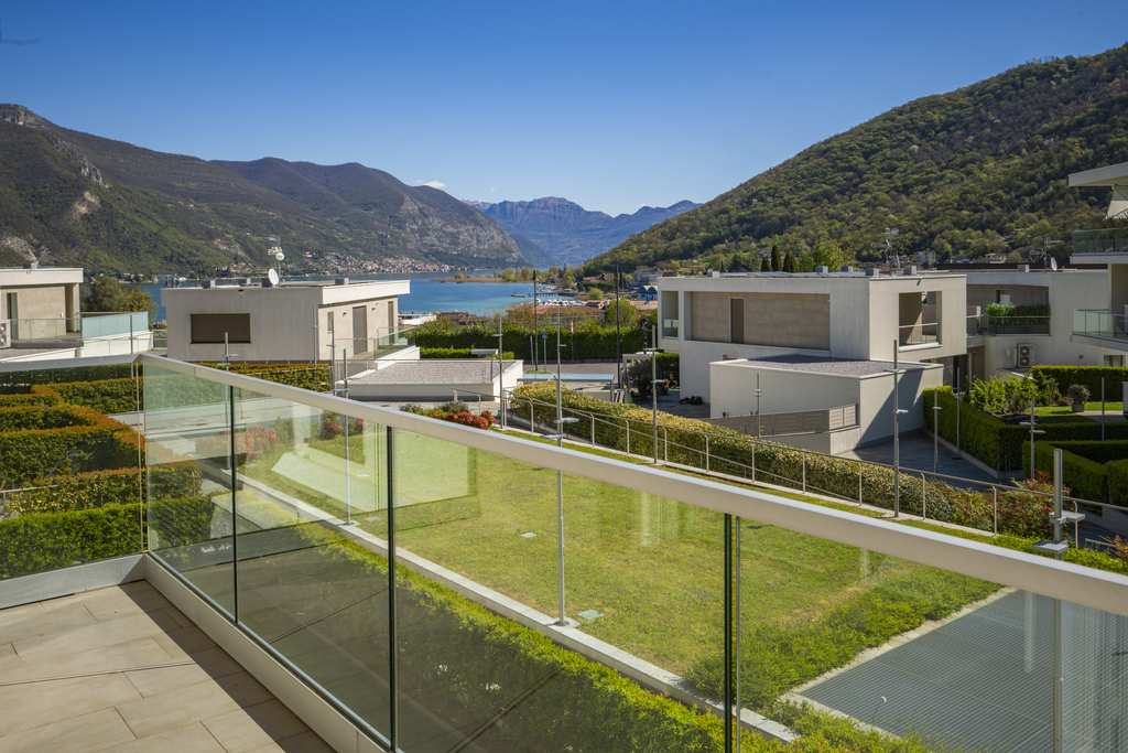 Moderno bilocale a Paratico con terrazza e vista lago