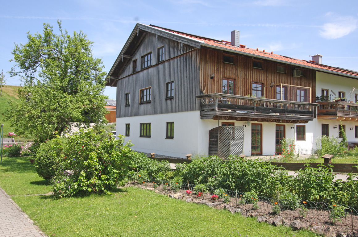 Idyllisches Wohnen nahe dem Chiemsee – Erdgeschosswohnung mit großem Südgarten