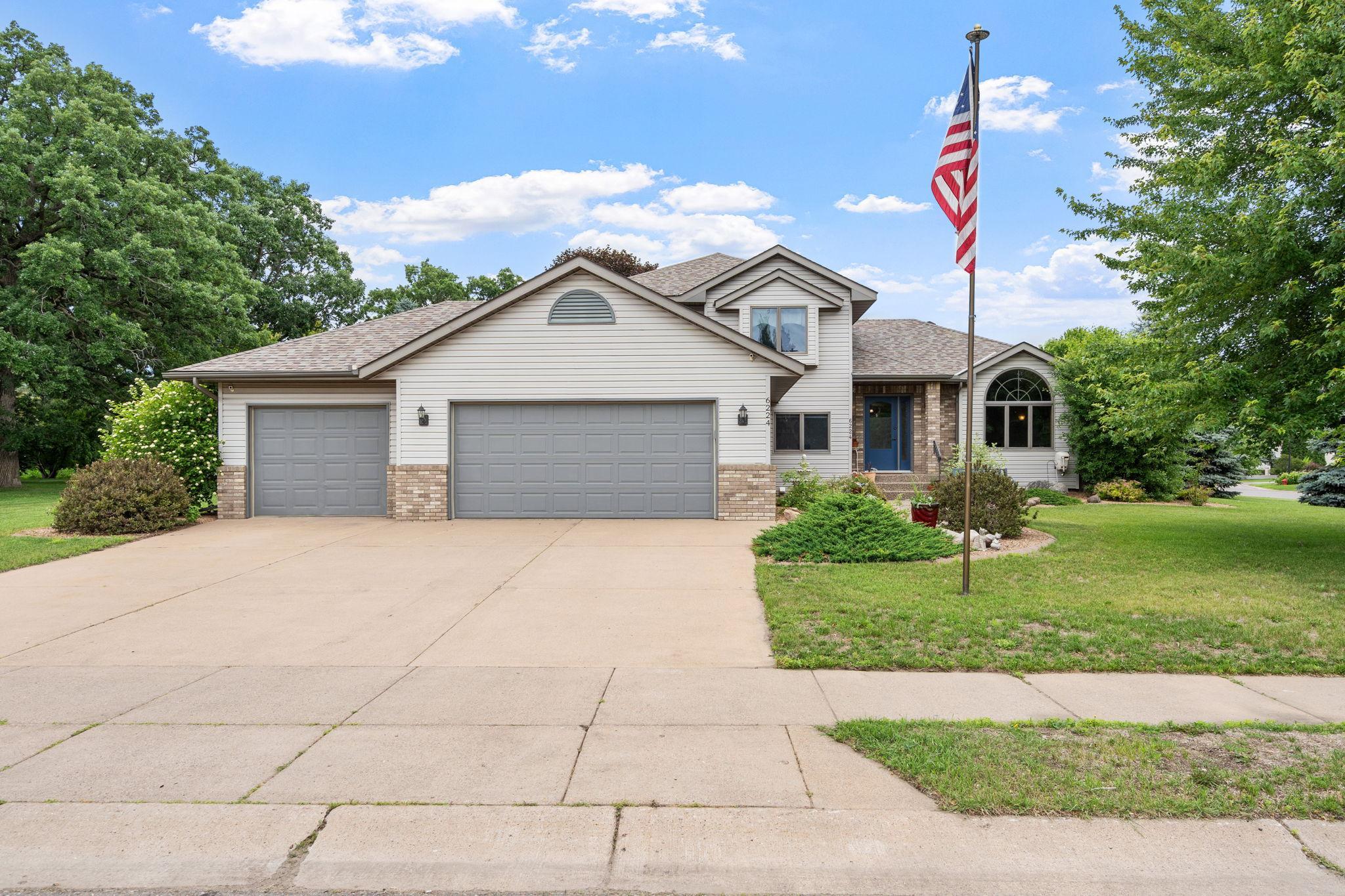 North Branch Oasis: Wood Sunroom, Hot Tub & 3-Car