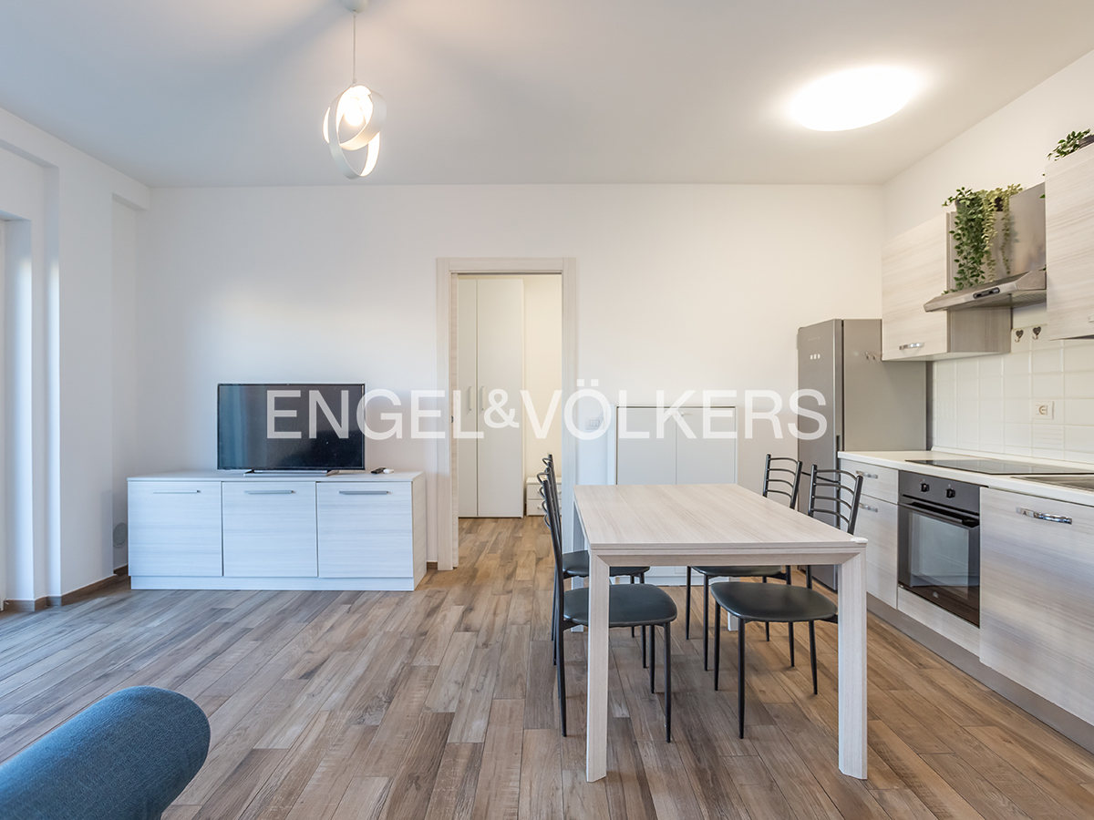 Modern three-room apartment with private garden on Via delle Vigne