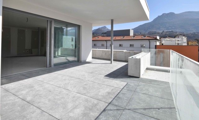 Un attico d’autore per chi desidera design, panorama e modernità in perfetta armonia.