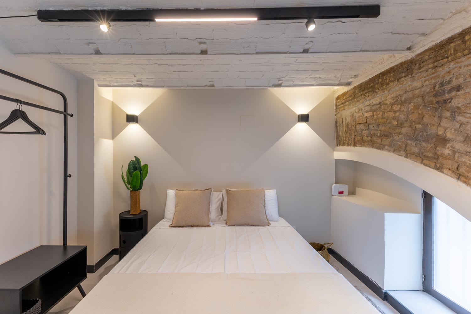 Cozy Short-Term Loft in Camins al Grau