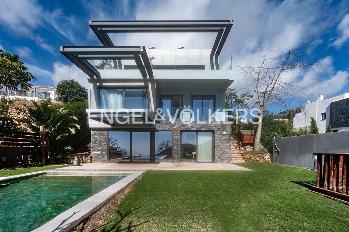 Luxurious and modern villa with stunning sea views