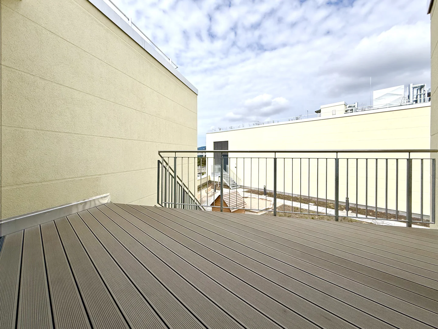 Modernes Stadthaus mit zwei Terrassen & eigenem Parkzugang - Foto 5