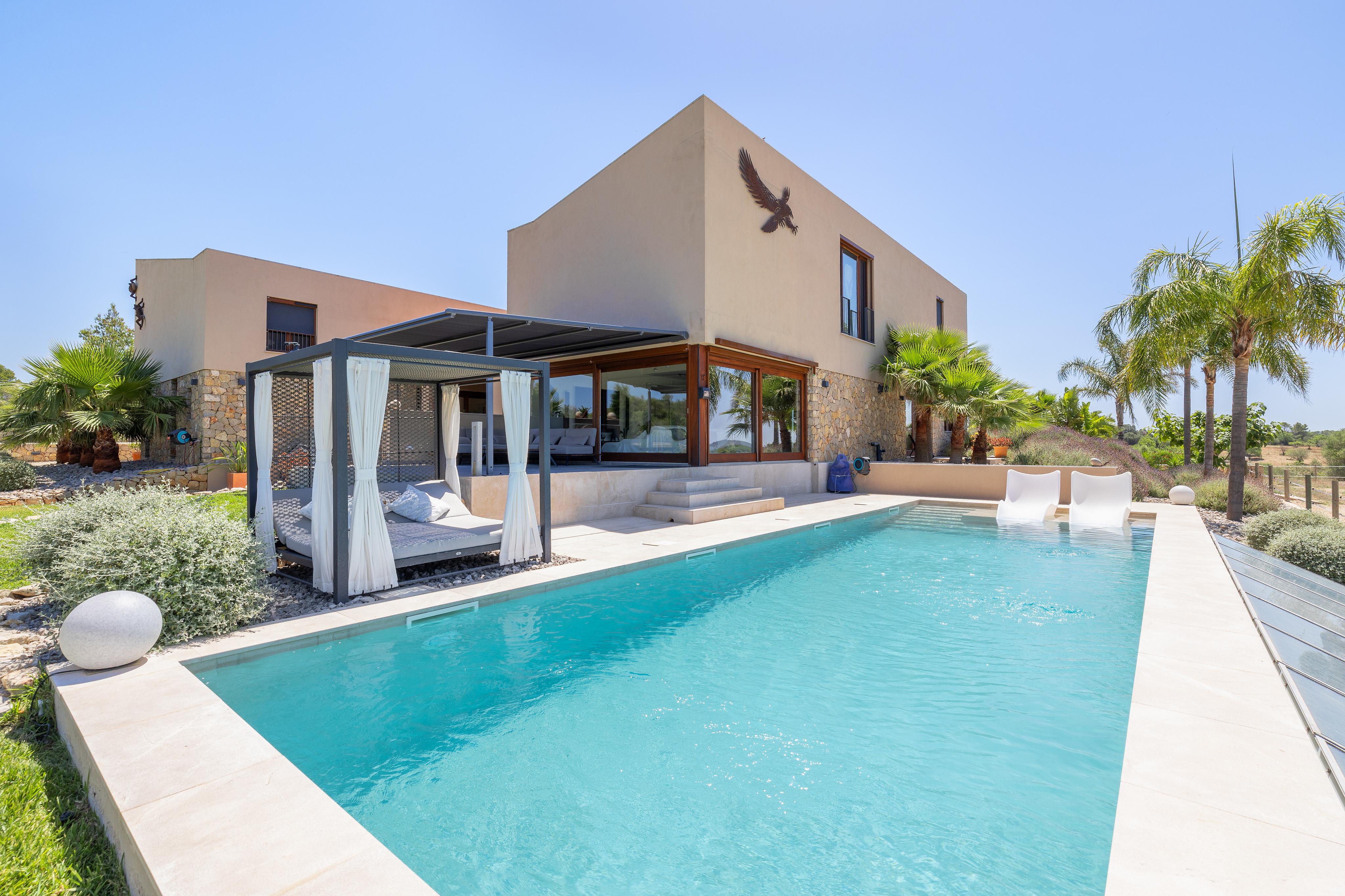 Finca with space for horses, a pool, and mountain views