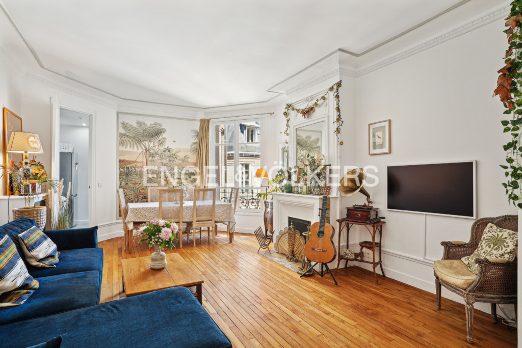 Exclusive – Paris 16th, Passy Village – Charming two-bedroom apartment on a high floor