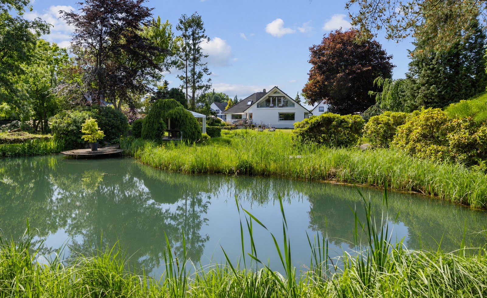 Urlaub Zuhause: Großzügiges Familienparadies mit einzigartiger Wellness- und Gartenoase am Duvenstedter Brook