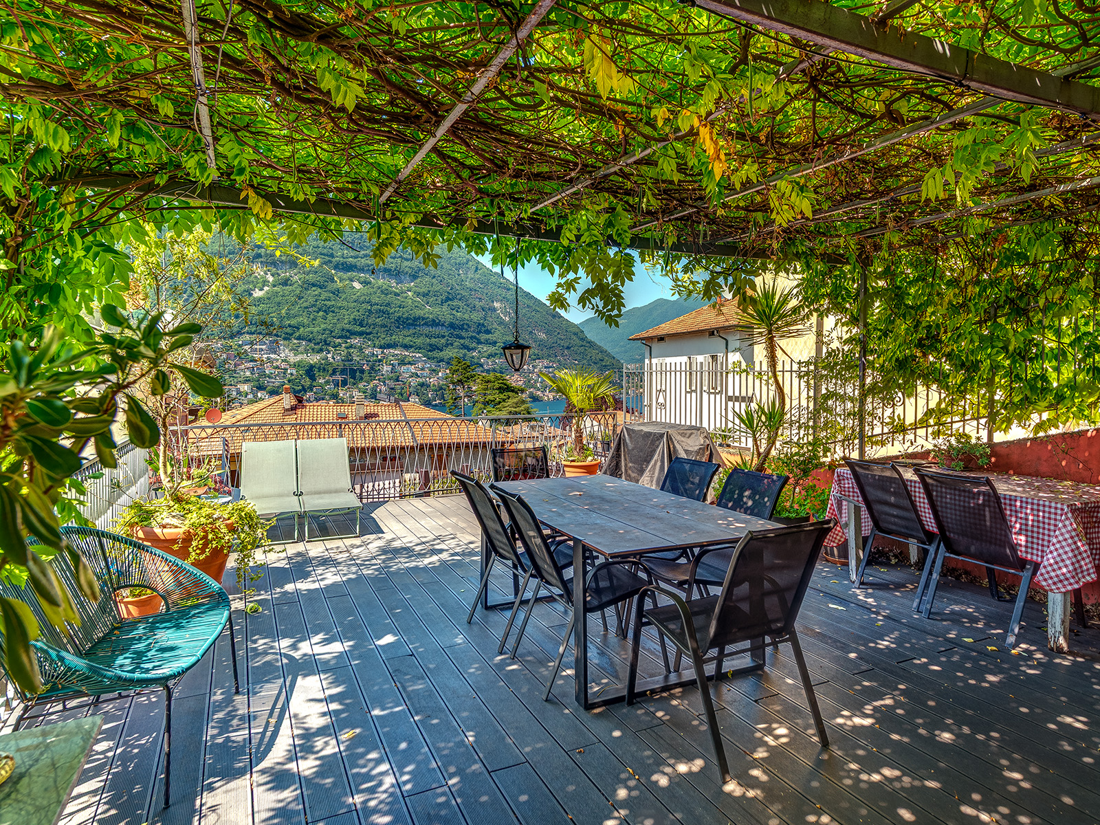 Charming historic property with a garden and terrace in the heart of Torno