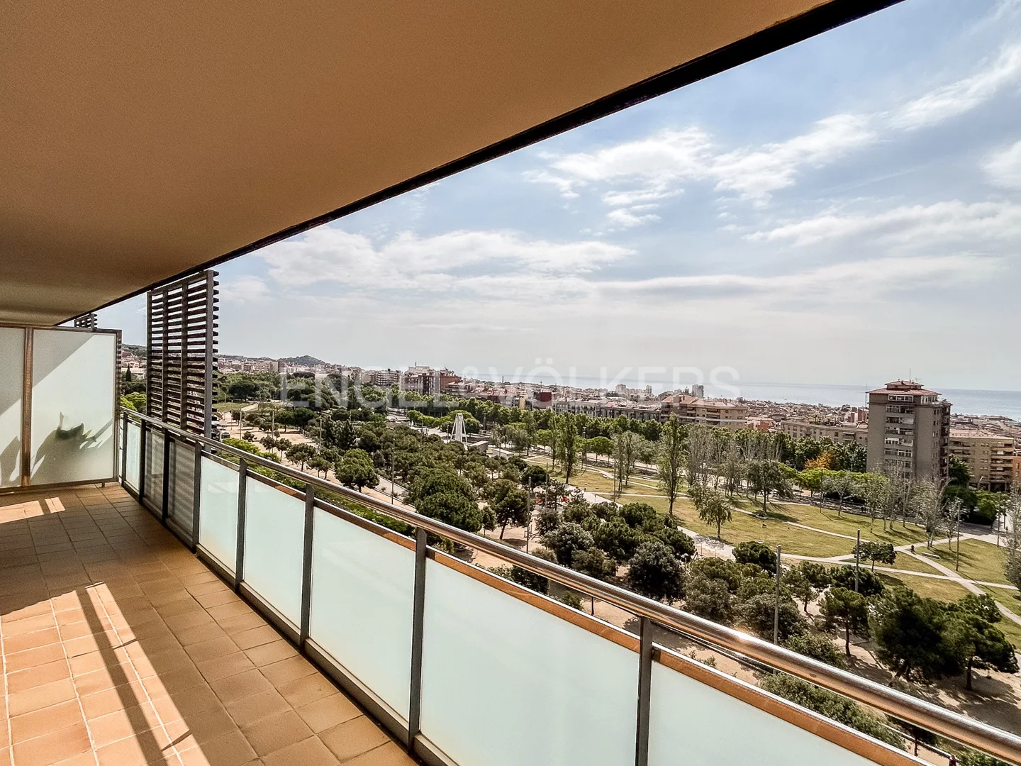 Beautiful penthouse in the center of Mataro with views and pool