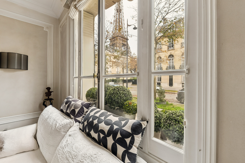 7th District residential area - exceptional address.