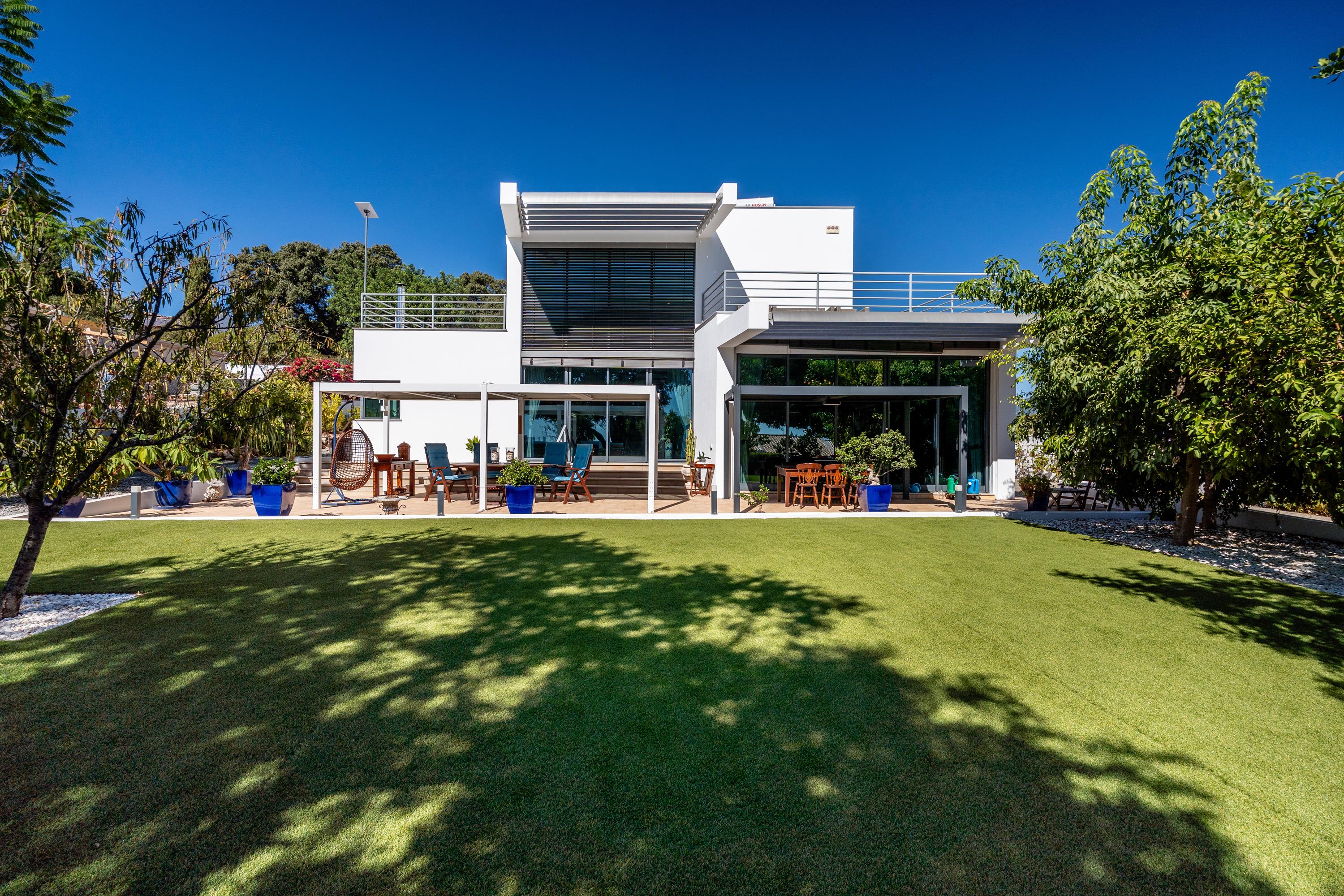 Elegant Five-Bedroom Villa with Beautifully Landscaped Garden in Monte Canelas