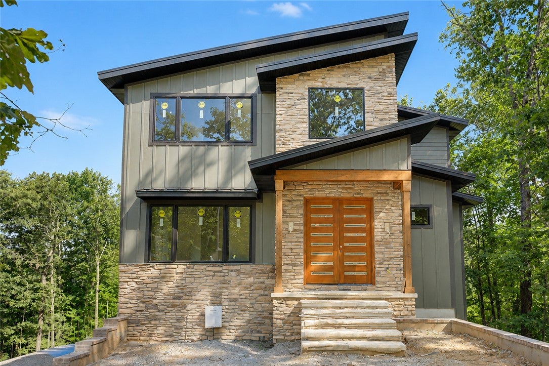 Stunning Trailside New Construction in Bella Vista