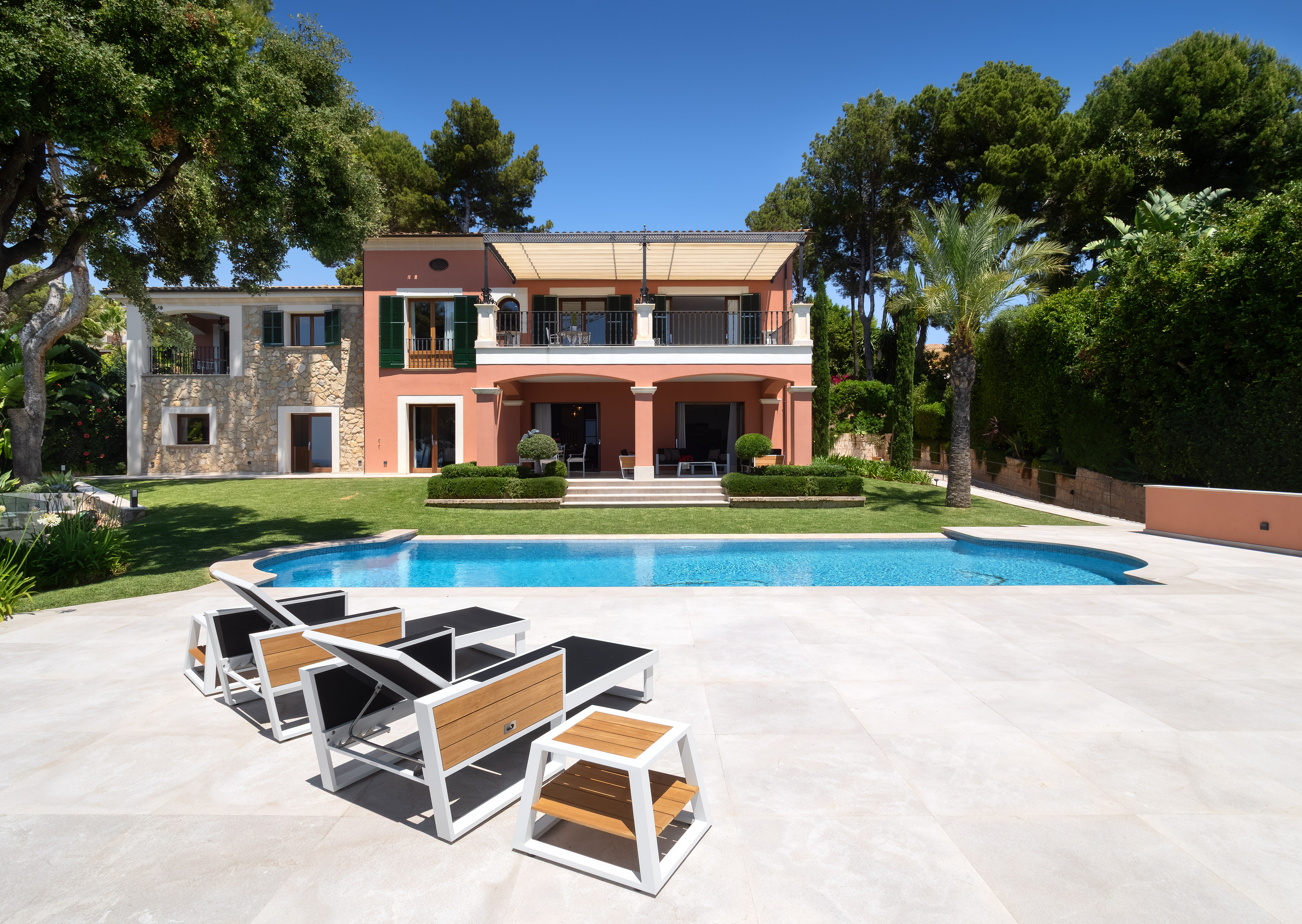 Completely refurbished sea view villa with exceptional outdoor living