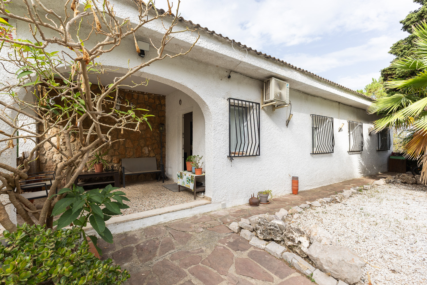 Comfort and Versatility: Renovated Single-Family Home with Pool and Separate Space for Guests or Office
