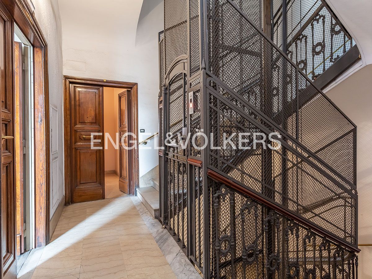 Renovated four-room apartment, upper floor with balcony and elevator in an elegant building on Corso Vittorio Emanuele II