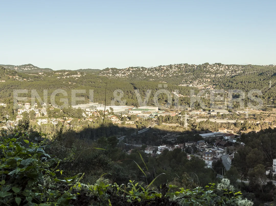 Great plot with foundation close to Barcelona ( 15 KM )