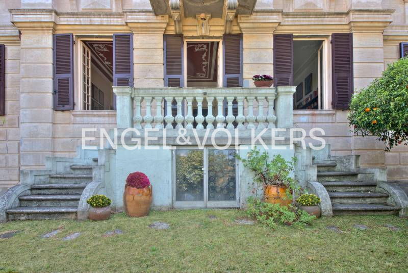 Fine apartment with park in an Art Nouveau villa