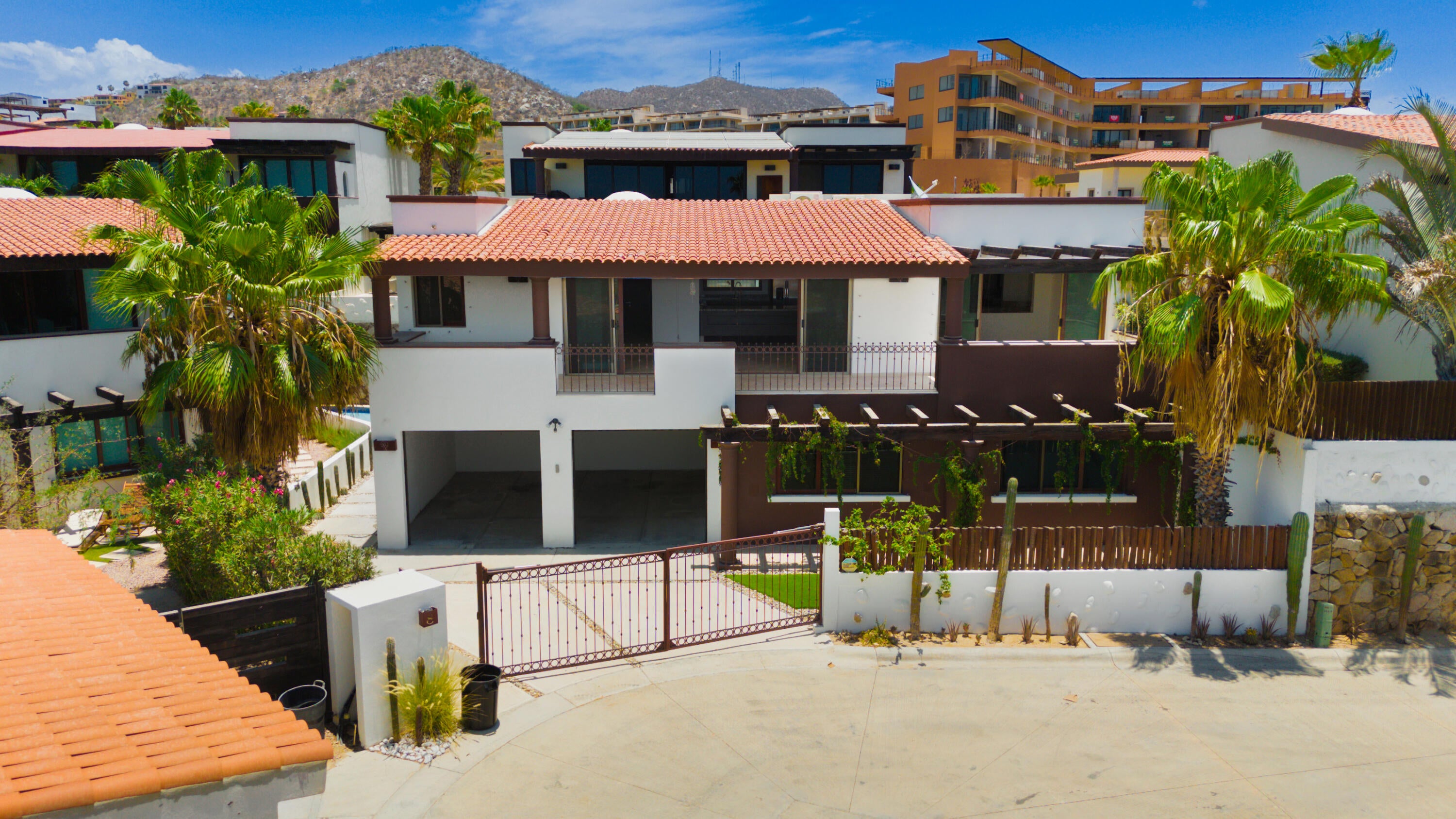 Ciruelos 8, Cabo Corridor