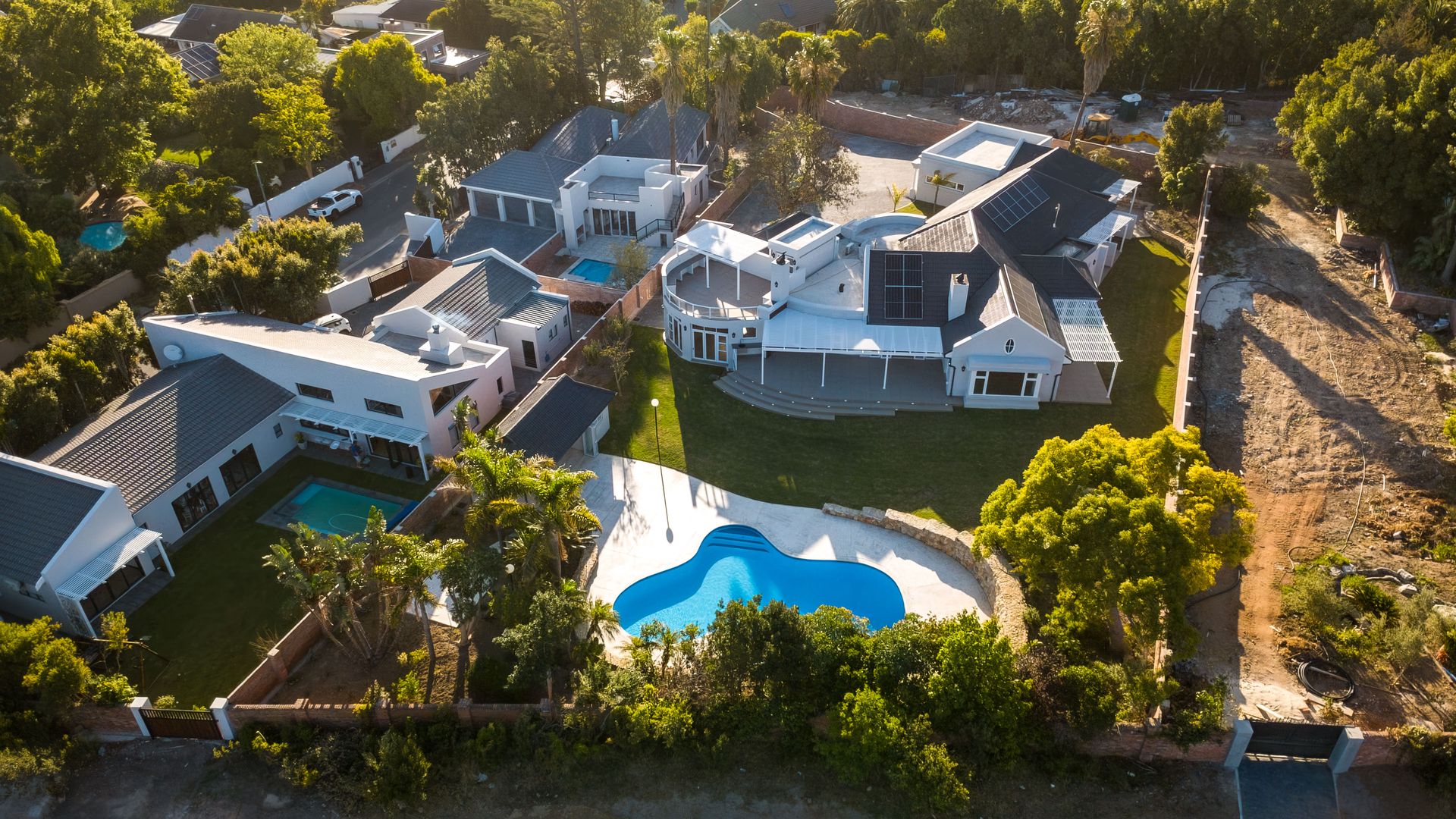Sophisticated Family Villa Designed for Hosting, Situated Within a Highly Desirable Neighborhood