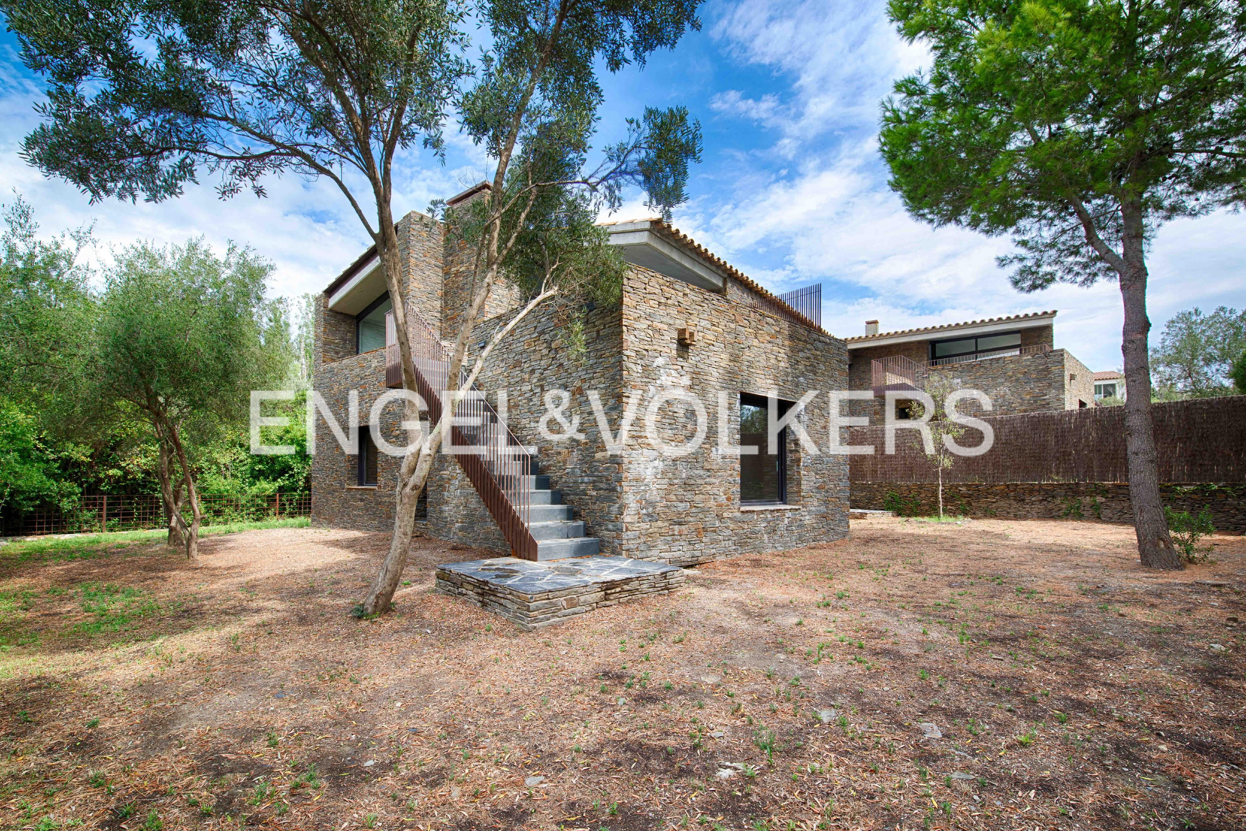 High-end contemporary house with garden, independent studio and pool option