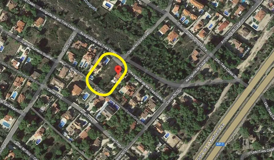 Aerial view of a property in Tres Cales, Spain, circled in yellow with a red pin marker. Houses, streets, and green trees fill the landscape.