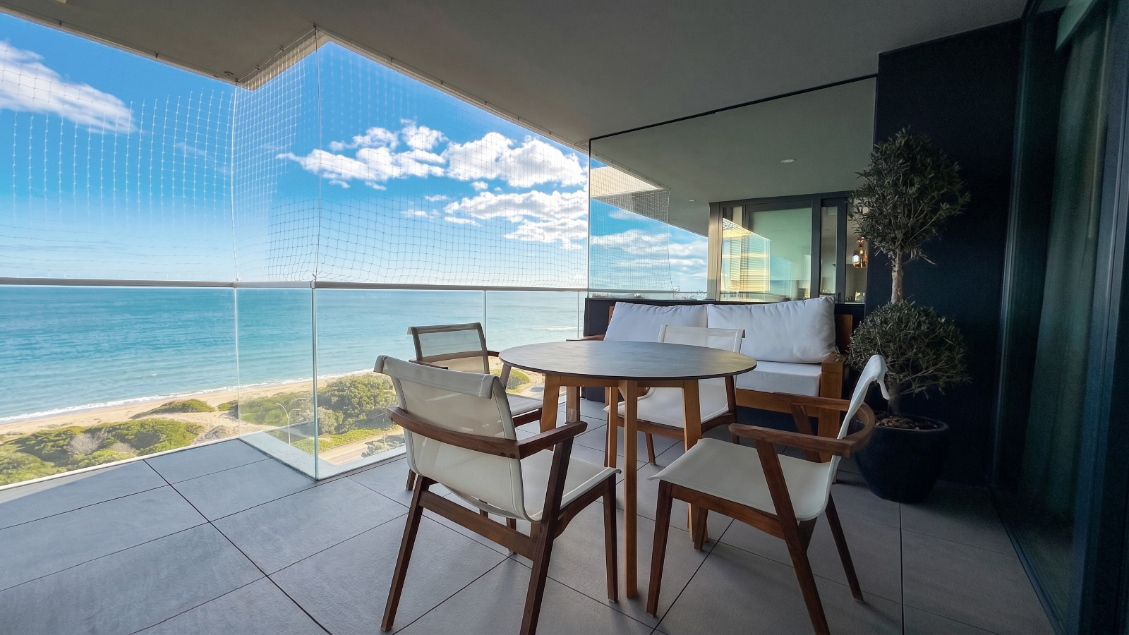 Exclusive 2-suite oceanfront apartment