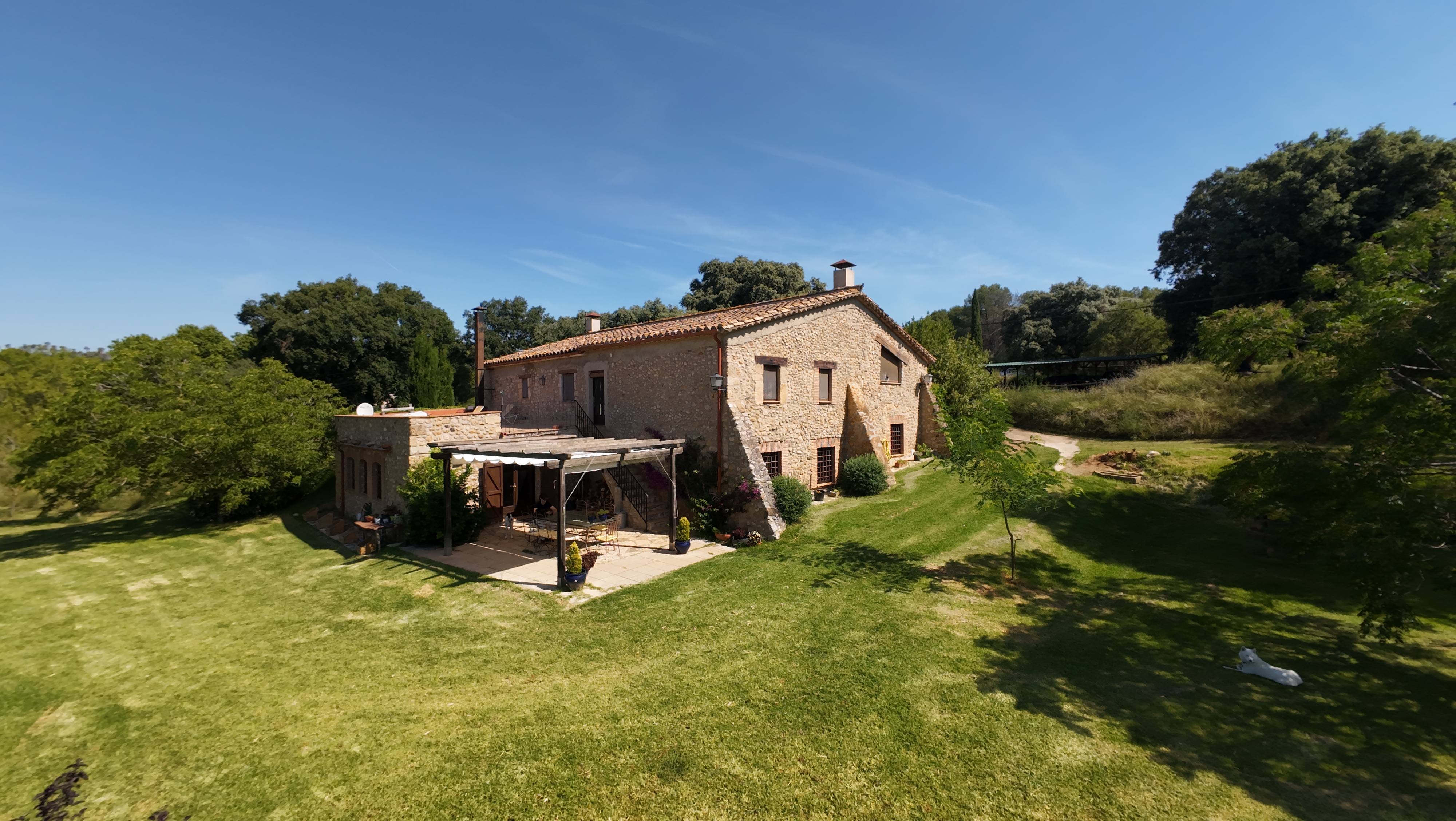 Descubra una exclusiva masía histórica de lujo con piscina y vistas a la montaña en Orfes, Vilademuls (Alt Empordà)
