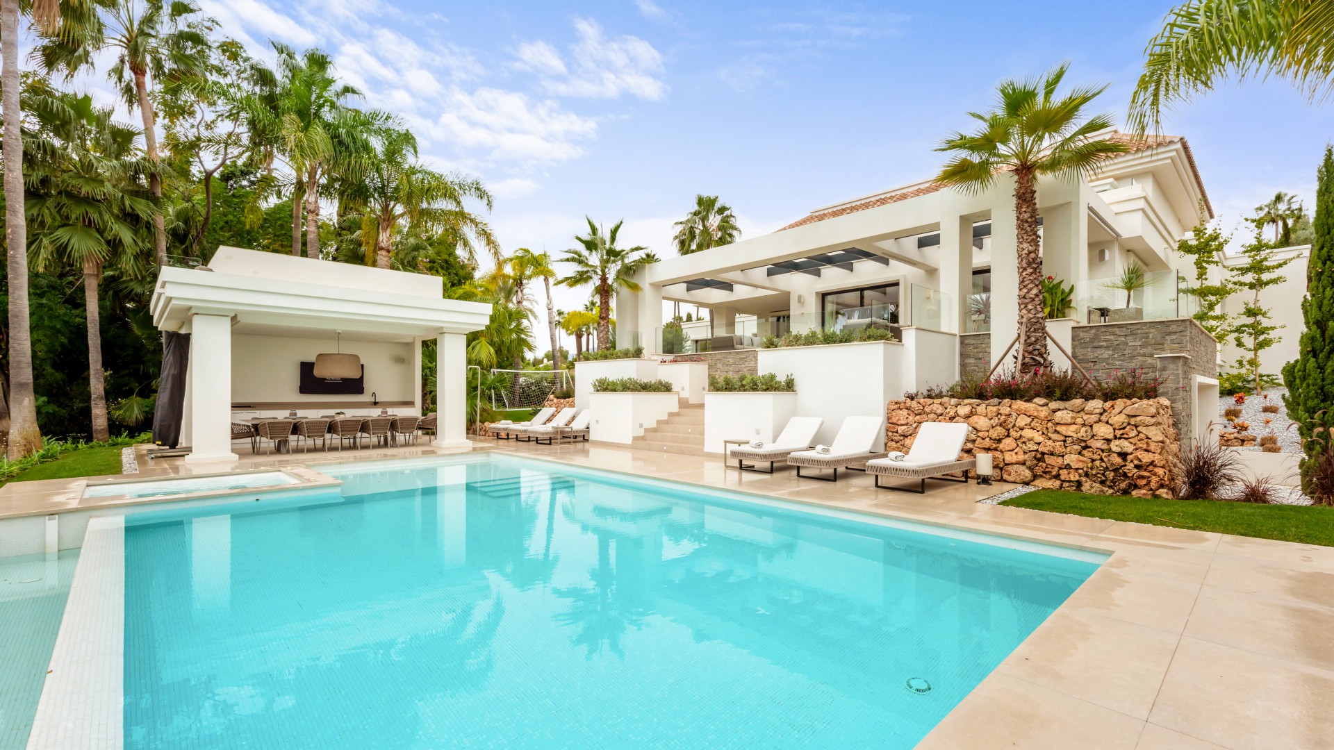 Exquisite villa with sea views