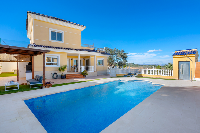 Chalet de estilo mediterráneo con vistas espectaculares en San Miguel de Salinas