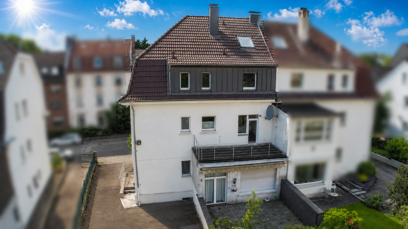 Attraktives Dreifamilienhaus mit drei Wohneinheiten und großem Grundstück nahe der Trasse
