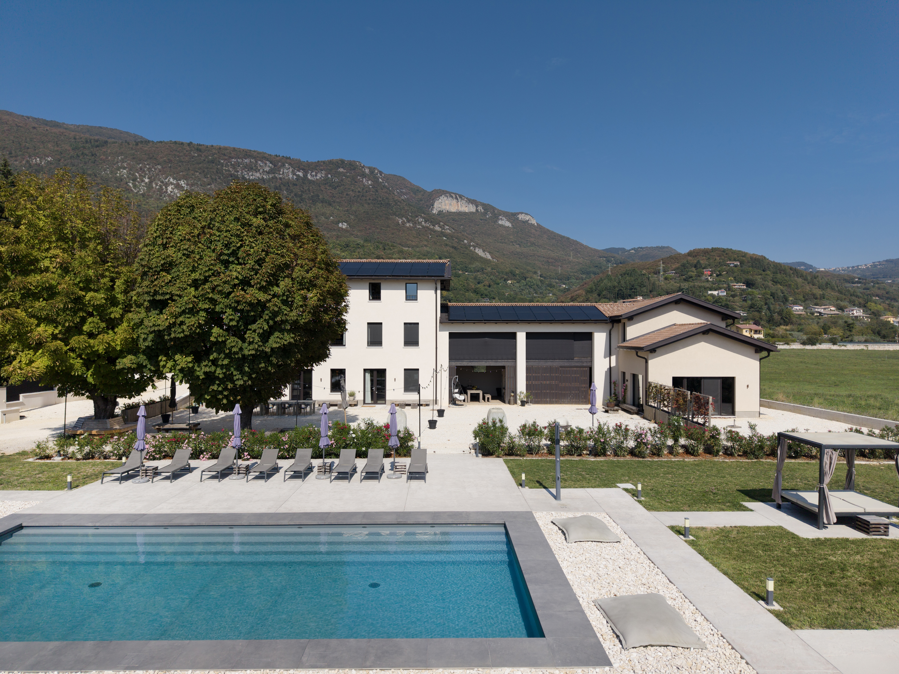 A Haven of Elegant Peace between Mountain and Lake