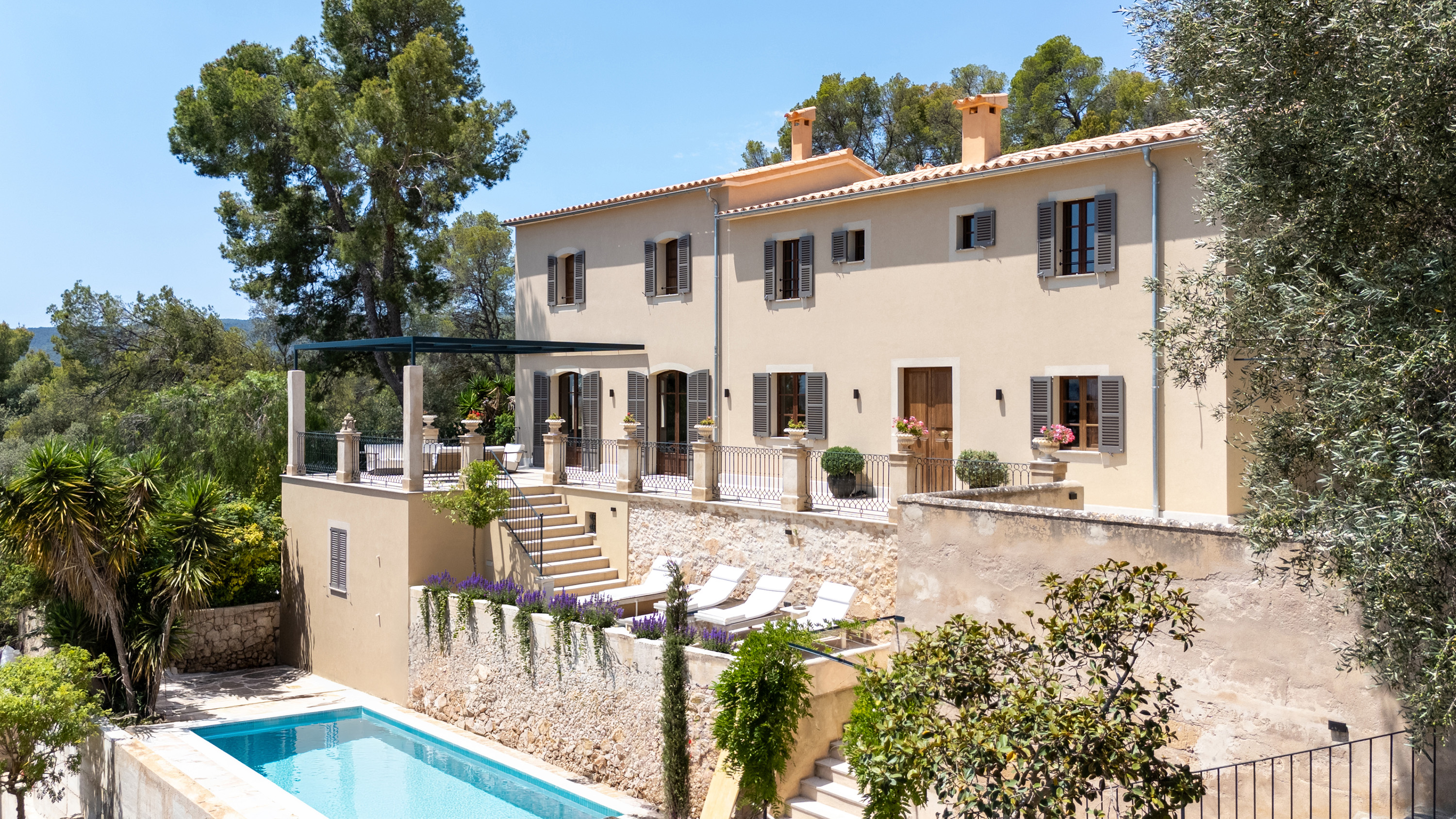 Renovated mediterranean villa overlooking Palma and the sea